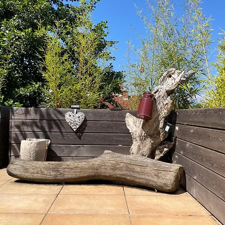 Natasha's Blue Sky With Cosy Terrace Appartement